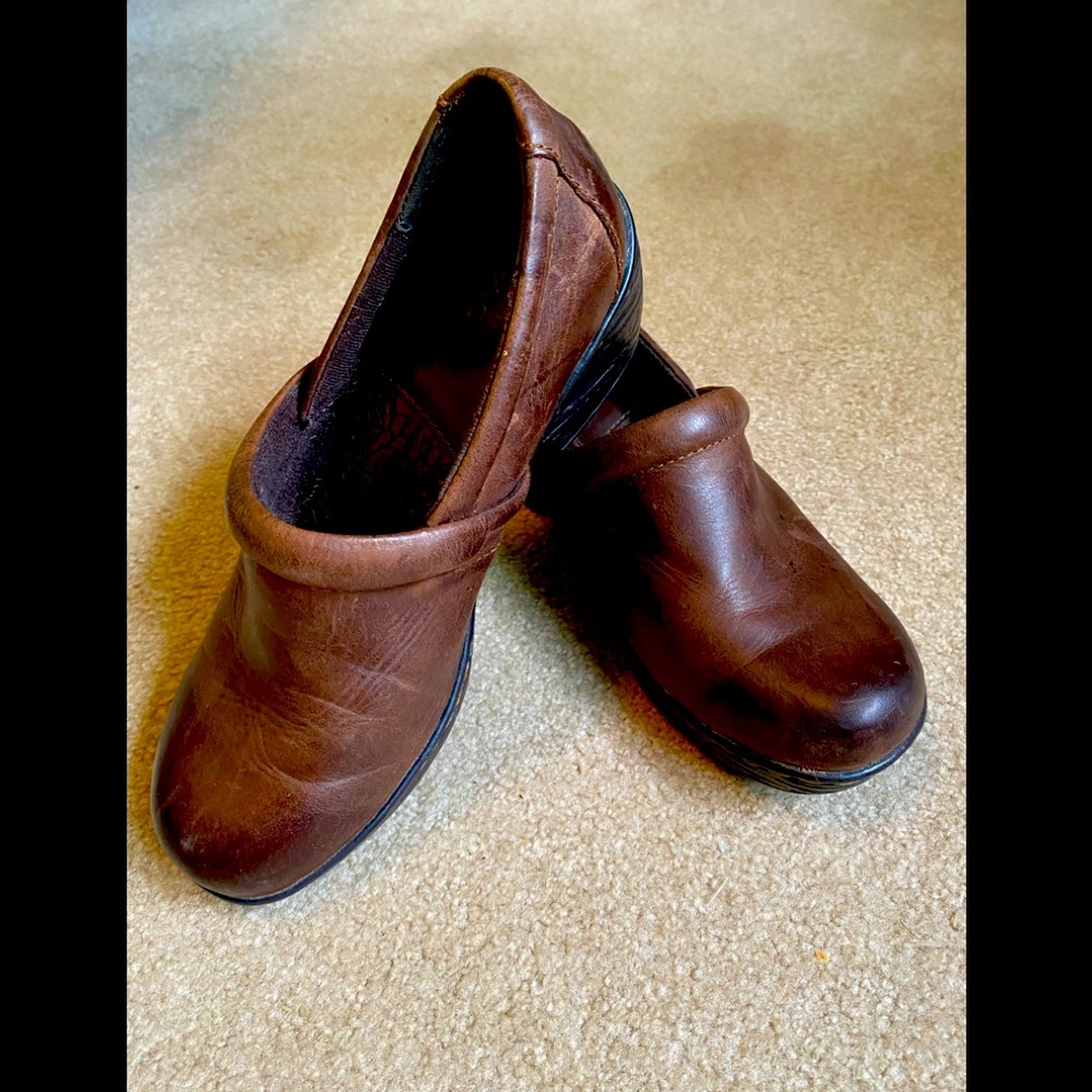Women’s flexible leather clogs